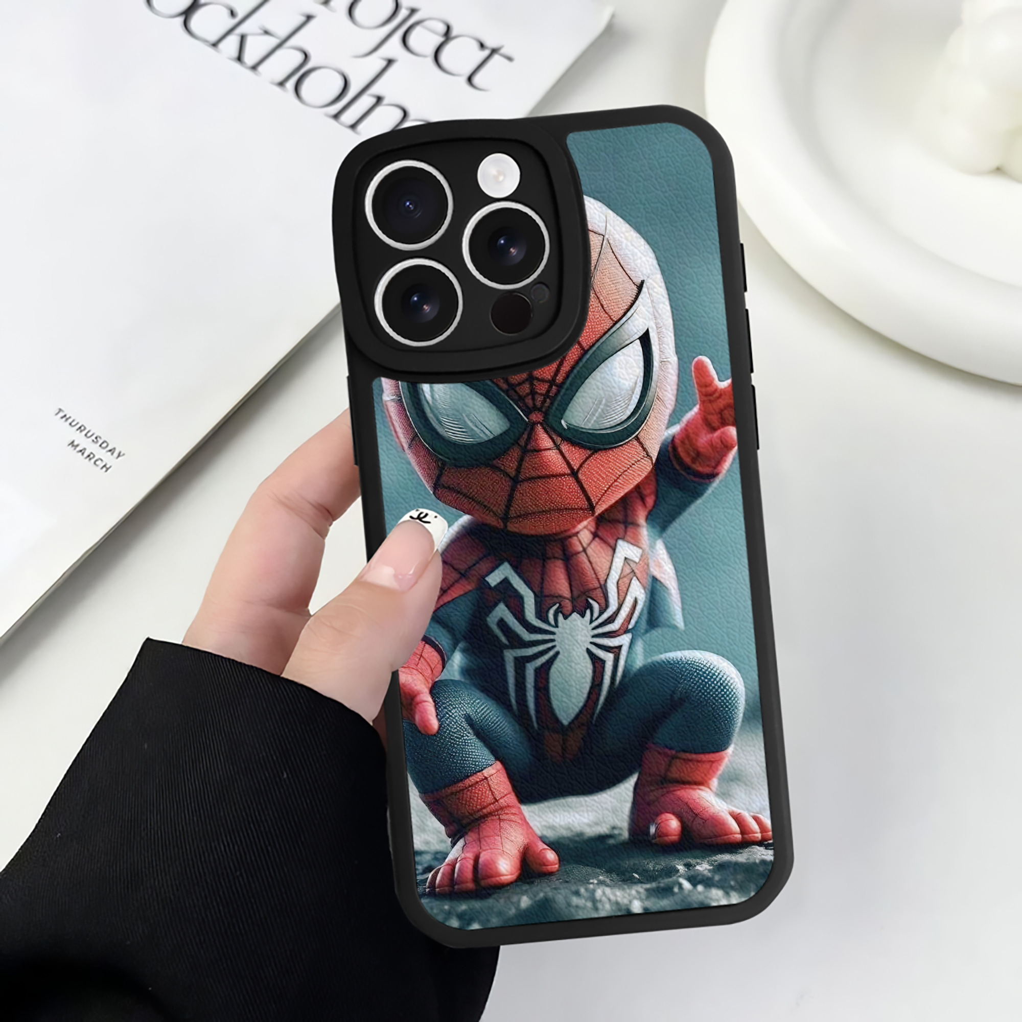 （画像用） Spider Man スパイダーマン 【iPhone 16シリーズ対応】シリコンスマホケース（レザー調） 材質：シリコン